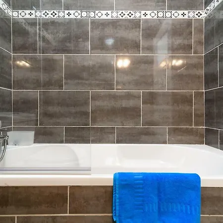 Charming And Spacious Apt In Perfect Location * Lagos